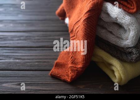 Gefaltete warme Strickpullover, Halb-Over oder Decken. Herbst- und Winterkleidung. Stockfoto