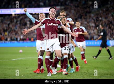 Declan Rark (Mitte) von West Ham United feiert, nachdem Teamkollege sagte, dass Benrahma (rechts) während des Premier League-Spiels im London Stadium, London, das zweite Tor ihrer Mannschaft erzielt hat. Bilddatum: Montag, 23. August 2021. Stockfoto