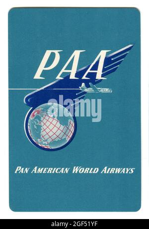 Eine Spielkarte aus den frühen 1950er Jahren, die Pan American World Airways fördert. Das Design zeigt ein Pan am Boeing 377 Stratocruiser Flugzeug, das vor dem Firmenlogo fliegt. Stockfoto