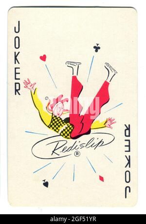 Eine amüsante ‘Redislip’ Joker-Spielkarte, die einen Narren zeigt, der Schlittschuhe trägt und einen Sturz macht. Anfang der 1950er Jahre. Stockfoto