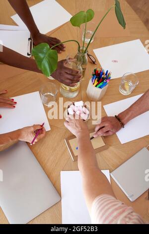 Kreative Geschäftsleute, die am Schreibtisch arbeiten Stockfoto