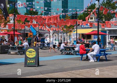 Halifax, Nova Scotia, Kanada - 10. August 2021: Die Menschen genießen einen sonnigen Tag am Halifax Harbourfront, Kanada Stockfoto