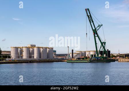 Birkenhead, UK: Skyline Barge 26 Transportponton mit Skylift 2 Kran, Alfred Dock. United Melasses (um) Lagertanks im Hintergrund Stockfoto