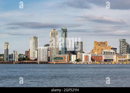 Liverpool, Großbritannien: Skyline am Wasser, einschließlich des Lexington Moda von den Architekten Falconer Chester Hall, Beetham Tower, West Tower und The Capital Stockfoto