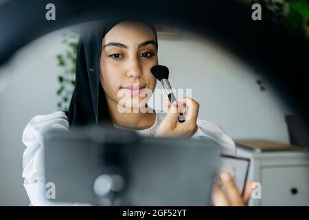 Weibliche Vlogger Make-up Tutorial zu Hause Stockfoto