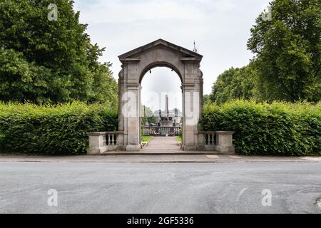 Port Sunlight, Wirral, Großbritannien: Steinbogeneingang zum Hillsborough Memorial Garten, Kreuzung von Queen Mary's Drive und Jubilee Crescent Stockfoto