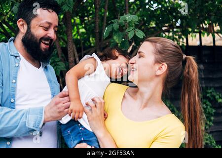 Glückliche Familie, die Freizeit im Hinterhof verbringt Stockfoto