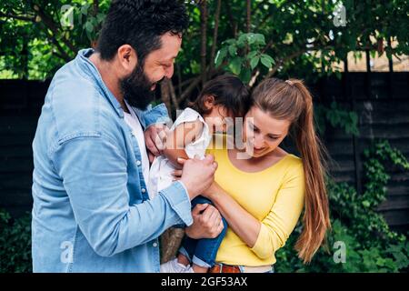 Fröhliche Familie, die Freizeit im Hinterhof verbringt Stockfoto