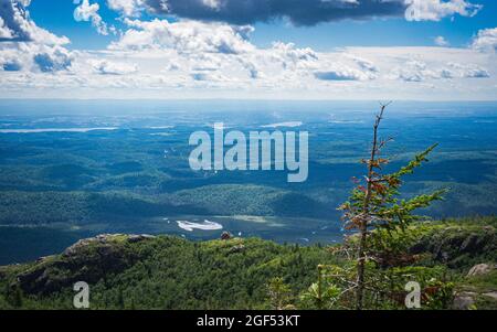 Blick auf Saguenay an einem Sommertag vom Gipfel des Pic de la Hutte, einem Gipfel im Monts Valin Nationalpark (Quebec, Kanada) Stockfoto