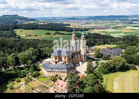 Deutschland, Bayern, Bad Staffelstein, Hubschrauberansicht der Basilika der vierzehn Heiligen Helfer und der umliegenden Landschaft im Sommer Stockfoto