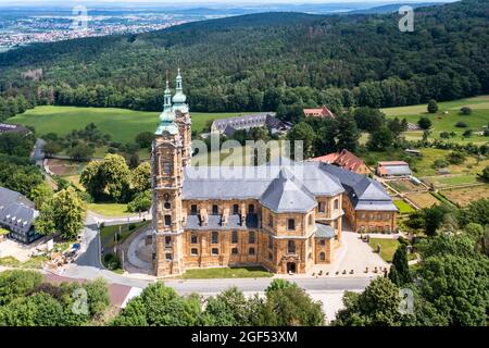 Deutschland, Bayern, Bad Staffelstein, Hubschrauberansicht der Basilika der vierzehn Heiligen Helfer und der umliegenden Landschaft im Sommer Stockfoto