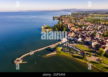 Deutschland, Baden-Württemberg, Langenargen, Luftaufnahme des Stadthafens am Ufer des Bodensees Stockfoto