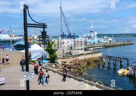 Halifax, Nova Scotia, Kanada - 10. August 2021: Die Menschen genießen einen sonnigen Tag am Halifax Harbourfront, Kanada Stockfoto