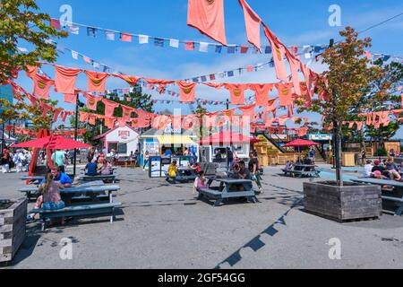 Halifax, Nova Scotia, Kanada - 10. August 2021: Orangefarbene Hemden hängen an der Küste von Halifax, um indigene Kinder zu ehren, die zwangsweise in eine Residenz gebracht wurden Stockfoto