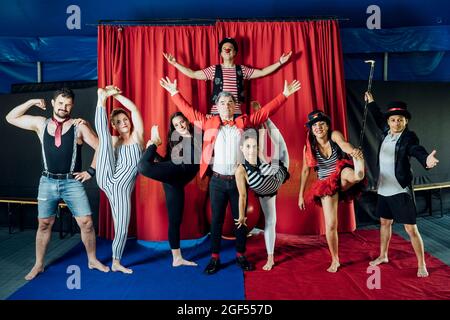 Akrobaten Team Stretching, während auf der Bühne im Zirkus Stockfoto