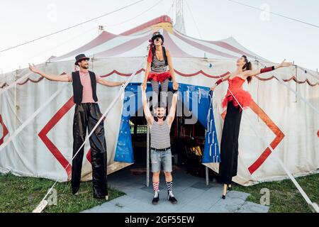 Zirkusakrobaten und Künstler stehen am Eingang Stockfoto