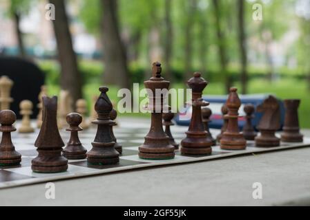 Schachfiguren stehen vor dem Turnier auf dem Schachbrett. Stockfoto