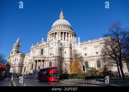 Ein roter, neuer Routemaster-Bus fährt an Sir Christopher Wrens barockem Meisterwerk, der St. Paul's Cathedral, City of London, Großbritannien, vorbei Stockfoto