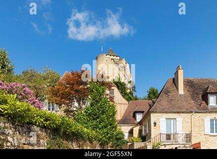 Frankreich, Dordogne, Castelnaud-la-Chapelle, Historisches mittelalterliches Dorf im Sommer mit Chateau de Castelnaud-La-Chapelle im Hintergrund Stockfoto