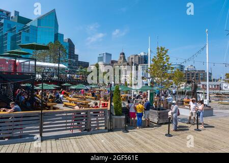 Halifax, Nova Scotia, Kanada - 10. August 2021: Die Menschen genießen einen sonnigen Tag am Halifax Harbourfront, Kanada Stockfoto