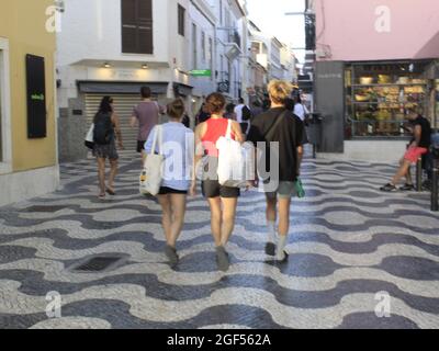 Cascais, Portugal. August 2021. (INT) Bewegung der Menschen in der Stadt Cascais. 23. August 2021, Cascais, Portugal: Bewegung der Menschen in der Stadt Cascais, in der Metropolregion Lisabon, am Montag (23), während des europäischen Sommers und inmitten der Coronavirus-Pandemie. (Bild: © Edson De Souza/TheNEWS2 über ZUMA Press Wire) Stockfoto