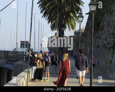 Cascais, Portugal. August 2021. (INT) Bewegung der Menschen in der Stadt Cascais. 23. August 2021, Cascais, Portugal: Bewegung der Menschen in der Stadt Cascais, in der Metropolregion Lisabon, am Montag (23), während des europäischen Sommers und inmitten der Coronavirus-Pandemie. (Bild: © Edson De Souza/TheNEWS2 über ZUMA Press Wire) Stockfoto