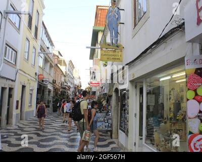 Cascais, Portugal. August 2021. (INT) Bewegung der Menschen in der Stadt Cascais. 23. August 2021, Cascais, Portugal: Bewegung der Menschen in der Stadt Cascais, in der Metropolregion Lisabon, am Montag (23), während des europäischen Sommers und inmitten der Coronavirus-Pandemie. (Bild: © Edson De Souza/TheNEWS2 über ZUMA Press Wire) Stockfoto