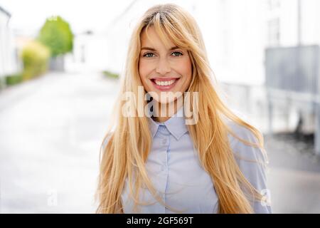 Schöne junge Geschäftsfrau mit langen blonden Haaren Stockfoto