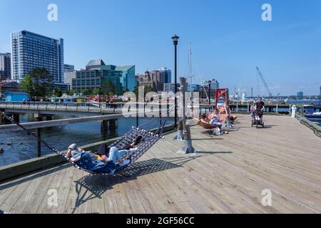 Halifax, Nova Scotia, Kanada - 10. August 2021: Die Menschen genießen einen sonnigen Tag am Halifax Harbourfront, Kanada Stockfoto