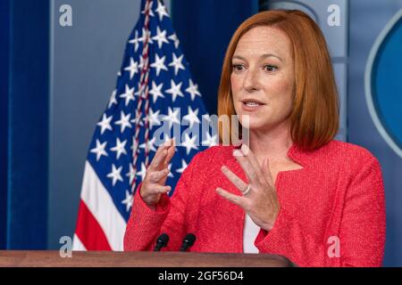 Washington, Usa. August 2021. Die Pressesprecherin des Weißen Hauses, Jen Psaki, hält am Montag, den 23. August 2021, im Weißen Haus in Washington, DC eine Pressekonferenz ab. Foto von Ken Cedeno/Pool/Sipa USA Credit: SIPA USA/Alamy Live News Stockfoto