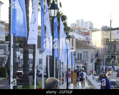 Cascais, Portugal. August 2021. (INT) Bewegung der Menschen in der Stadt Cascais. 23. August 2021, Cascais, Portugal: Bewegung der Menschen in der Stadt Cascais, in der Metropolregion Lisabon, am Montag (23), während des europäischen Sommers und inmitten der Coronavirus-Pandemie. (Bild: © Edson De Souza/TheNEWS2 über ZUMA Press Wire) Stockfoto