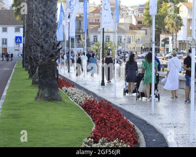 Cascais, Portugal. August 2021. (INT) Bewegung der Menschen in der Stadt Cascais. 23. August 2021, Cascais, Portugal: Bewegung der Menschen in der Stadt Cascais, in der Metropolregion Lisabon, am Montag (23), während des europäischen Sommers und inmitten der Coronavirus-Pandemie. (Bild: © Edson De Souza/TheNEWS2 über ZUMA Press Wire) Stockfoto