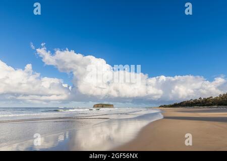 Wolken über dem Strand von Minnamurra mit Stack Island im Hintergrund Stockfoto