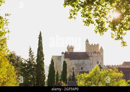 Frankreich, Dordogne, Beynac-et-Cazenac, Sonnenuntergang über Chateau de Beynac Stockfoto