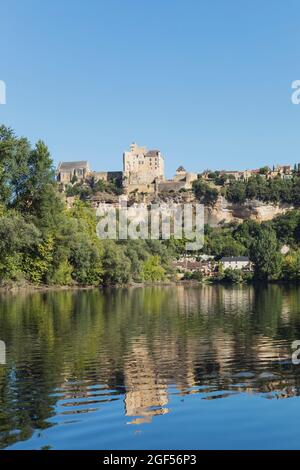 Frankreich, Dordogne, Beynac-et-Cazenac, klarer Himmel über dem Fluss Dordogne und dem Schloss auf einer Klippe Stockfoto