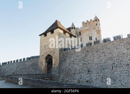 Frankreich, Dordogne, Beynac-et-Cazenac, Eingangstor des Chateau de Beynac bei Sonnenuntergang Stockfoto