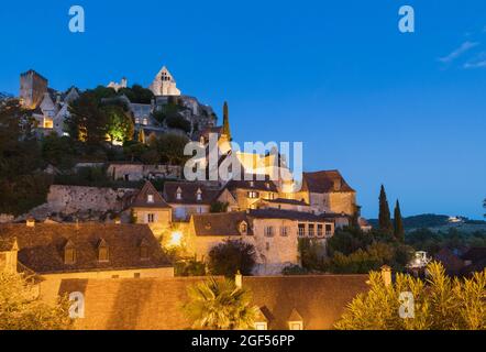 Frankreich, Dordogne, Beynac-et-Cazenac, mittelalterliche Dorfhäuser in der Abenddämmerung Stockfoto