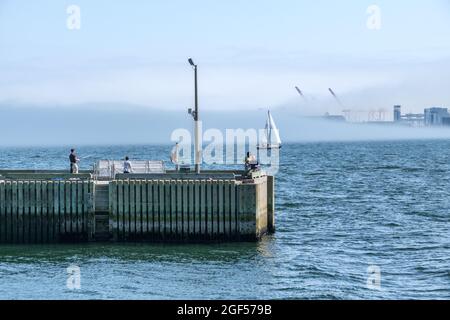 Dartmouth, Kanada - 10. August 2021: Nebel rollt über dem Wasser in der Halifax Bay Stockfoto