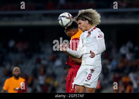 ISTANBUL, TÜRKEI - 23. AUGUST: Mostafa Mohamed von Galatasaray kämpft mit Mehdi Boudjemaa von Hatayspor während des Super Lig-Spiels zwischen Galatasaray und Hatayspor am 23. August 2021 im Atatürk Olimpiyat-Stadion in Istanbul, Türkei, um den Kopf-Ball (Foto by Orange Picles) Stockfoto