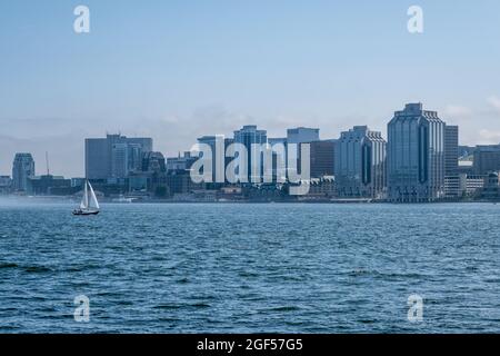 Halifax, Kanada - 10. August 2021: Skyline von Halifax und Wolkenkratzer Stockfoto