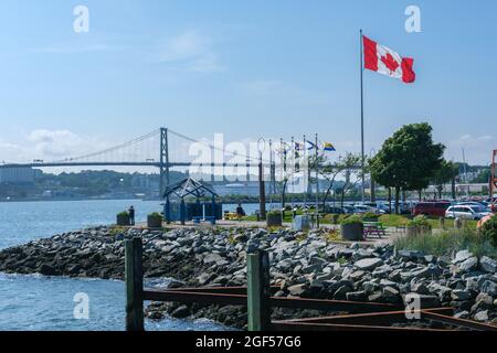 Halifax, Kanada - 10. August 2021: Kanadische Flagge und Macdonald Bridge Stockfoto