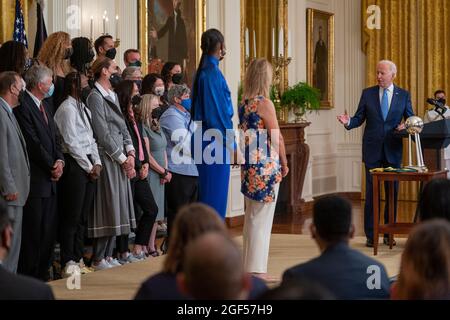 Washington, Usa. August 2021. US-Präsident Joe Biden begrüßt den Seattle Storm, um das Team für seine WNBA-Meisterschaft 2020 am Montag, den 23. August 2021, im Weißen Haus in Washington, DC zu ehren. Foto von Ken Cedeno/UPI Credit: UPI/Alamy Live News Stockfoto