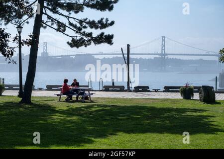 Dartmouth, Kanada - 10. August 2021: Menschen sitzen auf der Bank in Dartmouth, Nova Scotia, Kanada Stockfoto