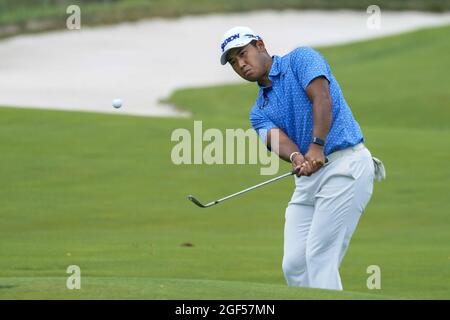 New York, Usa. August 2021. Hideki Matsuyama aus Japan spielt im Rahmen der FedEx Cup-Playoffs im Liberty National Golf Club in Jersey City, New Jersey, am Montag, den 23. August 2021, in der Endrunde des Northern Trust 2021 auf das 16. Grün. Foto von Corey Sipkin/UPI Credit: UPI/Alamy Live News Stockfoto