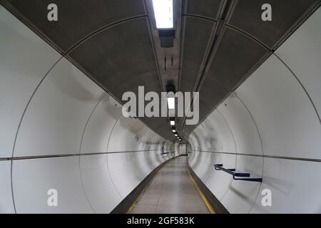 London, Großbritannien, 18. August 2021: In der Londoner U-Bahn, die von Transport for London betrieben wird, müssen Passagiere als Beförderungsbedingung immer noch Gesichtsmasken tragen, obwohl nicht alle dies tun. Anna Watson/Alamy Stockfoto