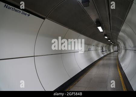 London, Großbritannien, 18. August 2021: In der Londoner U-Bahn, die von Transport for London betrieben wird, müssen Passagiere als Beförderungsbedingung immer noch Gesichtsmasken tragen, obwohl nicht alle dies tun. Anna Watson/Alamy Stockfoto