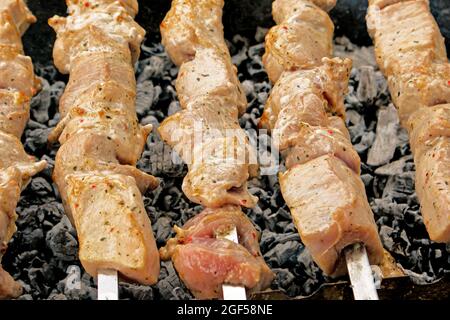 Marinierte Spieße werden auf einem Grill über Holzkohle zubereitet. Schischkebab oder Schischkebab ist in Osteuropa sehr beliebt. Shish Kebab war ursprünglich Stockfoto