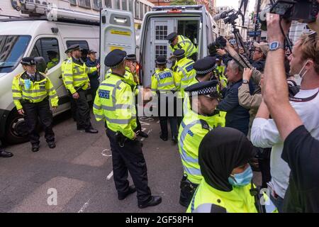 London, Großbritannien. August 2021. Polizeibeamte verhaften einen Protestierenden, der ihn während des Tages des Extinction Rebellion, einer zweiwöchigen Demonstration im Zentrum von London, von der Spitze eines Transporters, der die Straße blockiert, entfernt hatte. Extinction Rebellion veranstaltete einen Protest gegen den Klimawandel, die globale Erwärmung, Das plant, die Ursache der Klima- und Umweltkrise zu treffen und die Regierung vor der COP26 der UN-Klimakonferenz 2021 zu fordern, die Unternehmen aus fossilen Brennstoffen zu veräußern. Kredit: SOPA Images Limited/Alamy Live Nachrichten Stockfoto