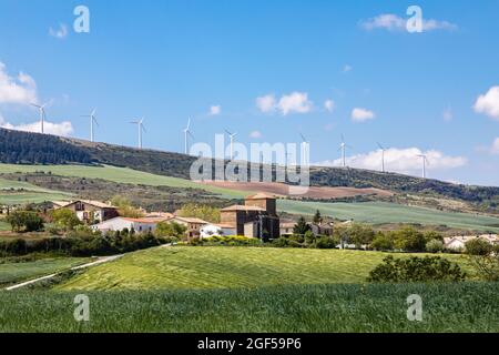 Die ländliche Landschaft entlang des Camino nach Santiago de Compostela, bei Zariquiegui Spanien, mit Windmühlen und Alto del Perdon im Hintergrund Stockfoto