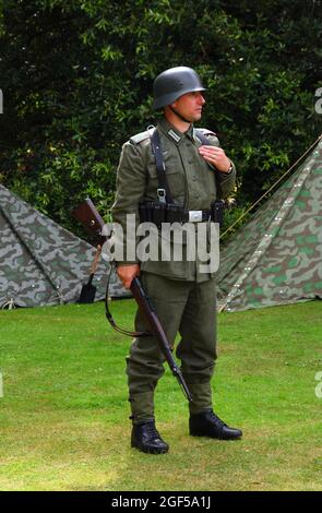 Infanterist aus der Reenactment-Gruppe in deutscher Uniform des 2. Weltkrieges mit Mauser Rifle. Stockfoto